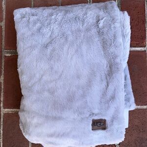 UGG Reversible Faux-Fur Throw blanket gray 50x70 NEW